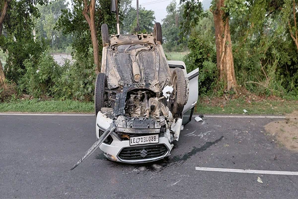 जामताड़ा NH-419 पर कार पलटी, सात लोग घायल