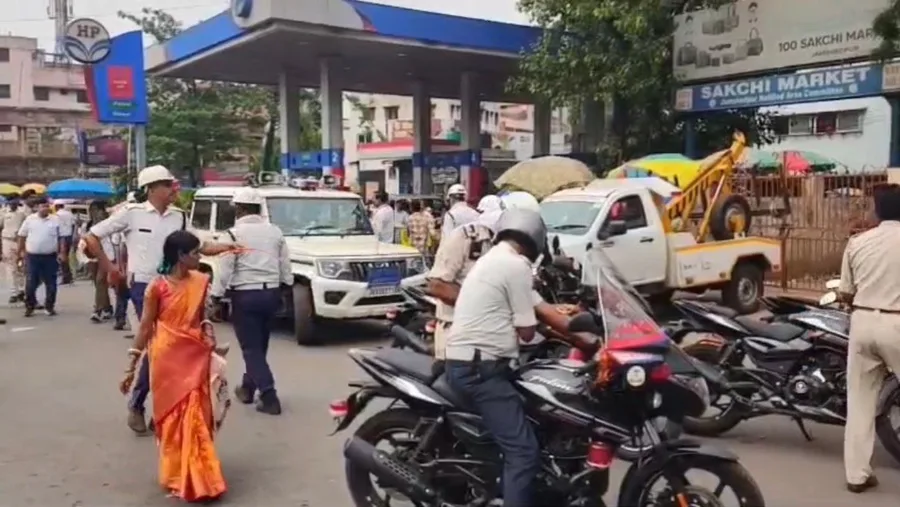 साकची बाजार में ट्रैफिक पुलिस की सख्त कार्रवाई, अवैध दुकानें हटाने के साथ जुर्माना भी
