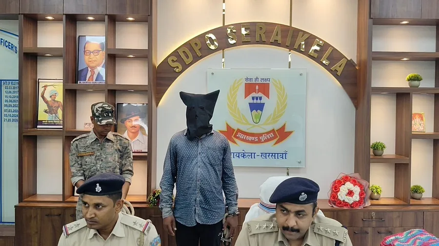 सरायकेला पुलिस ने 1.054 किलो गांजा के साथ तस्कर गिरफ्तार, अभियान जारी