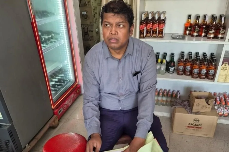 सरायकेला शराब दुकान का औचक निरीक्षण, MRP पर ही बिक्री और रिकॉर्ड व्यवस्थित