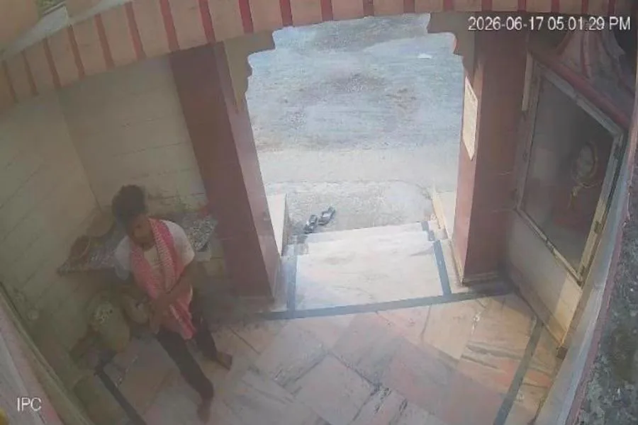 जुगसलाई महादेव मंदिर में तेजी से हुई चोरी, CCTV में कैद चोर का कारनामा