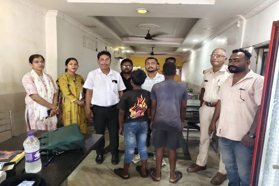 आदित्यपुर में बाल श्रम के खिलाफ कार्रवाई: होटल और वॉशिंग सेंटर से 4 नाबालिगों का रेस्क्यू