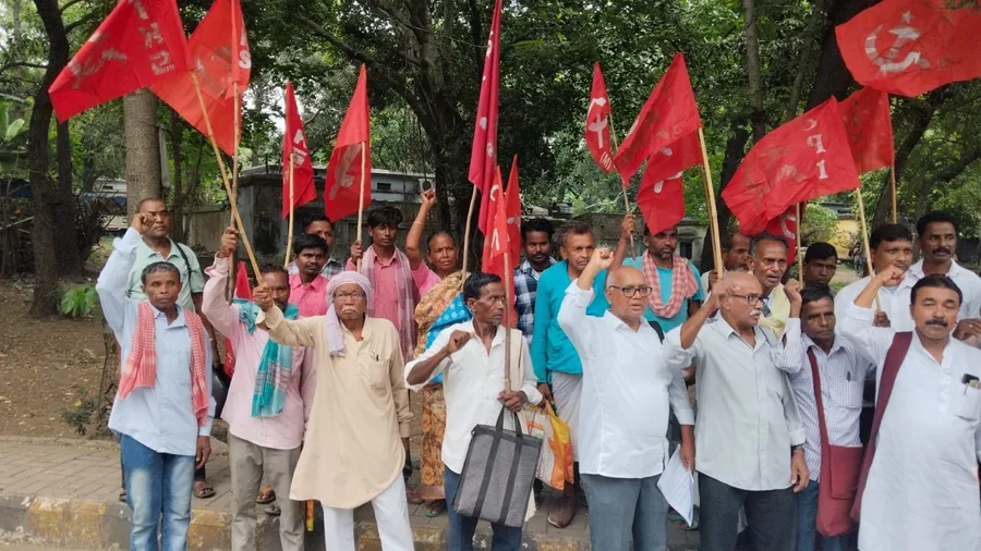 भूमि मुआवजा जमशेदपुर में भुगतान न होने पर भाकपा ने उपायुक्त को सौंपा ज्ञापन