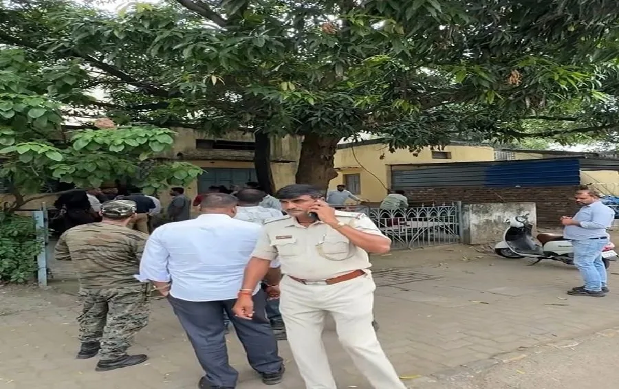 कदमा में टाटा स्टील क्वार्टर पर ट्रैफिक एएसआई के अवैध कब्जे का विवाद, टीम पर हुआ विरोध
