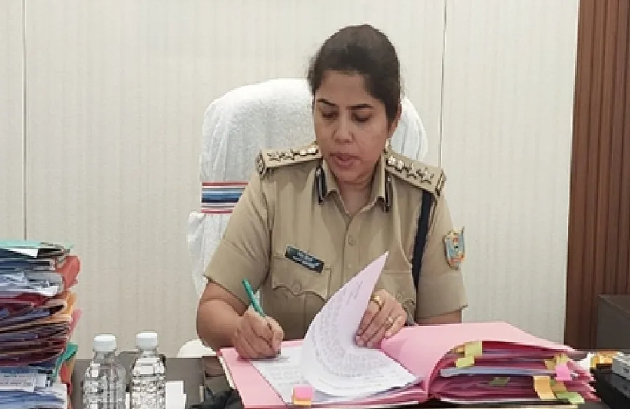 आदित्यपुर जनता दरबार में एसपी निधि द्विवेदी ने समस्या सुनकर त्वरित कार्रवाई के दिए निर्देश