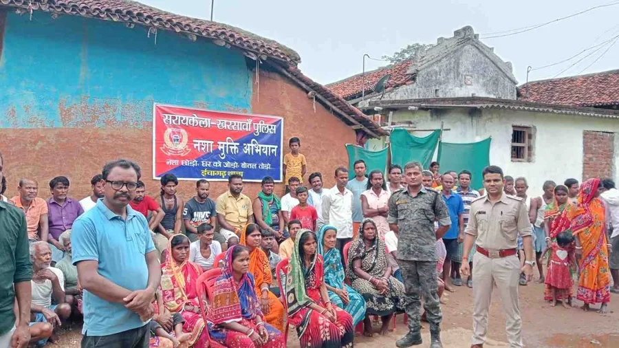ईचागढ़ पुलिस का अतरग्राम गांव में जागरूकता अभियान: नशामुक्ति, साइबर सुरक्षा और महिला सुरक्षा पर जोर