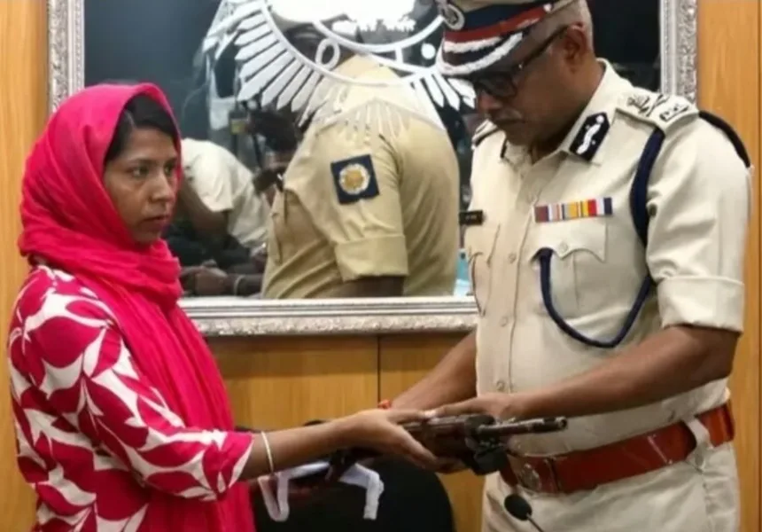 सुनील महतो हत्याकांड की नक्सली मुख्य आरोपी शकुंतला महतो ने आत्मसमर्पण कर नई दिशा दी जांच को