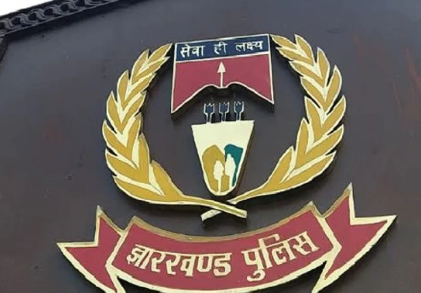 गोरा हत्याकांड: फरार आरोपियों के खिलाफ पुलिस ने तेज की कार्रवाई, घरों पर चस्पा इश्तेहार