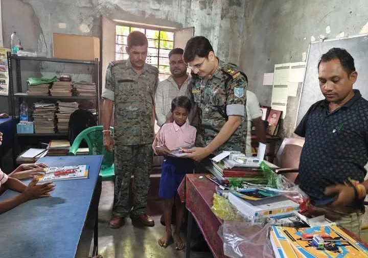 चांडिल के हरिजन टोला विद्यालय में सामुदायिक पुलिसिंग से बच्चों को मिली सुरक्षा और शिक्षा की सीख