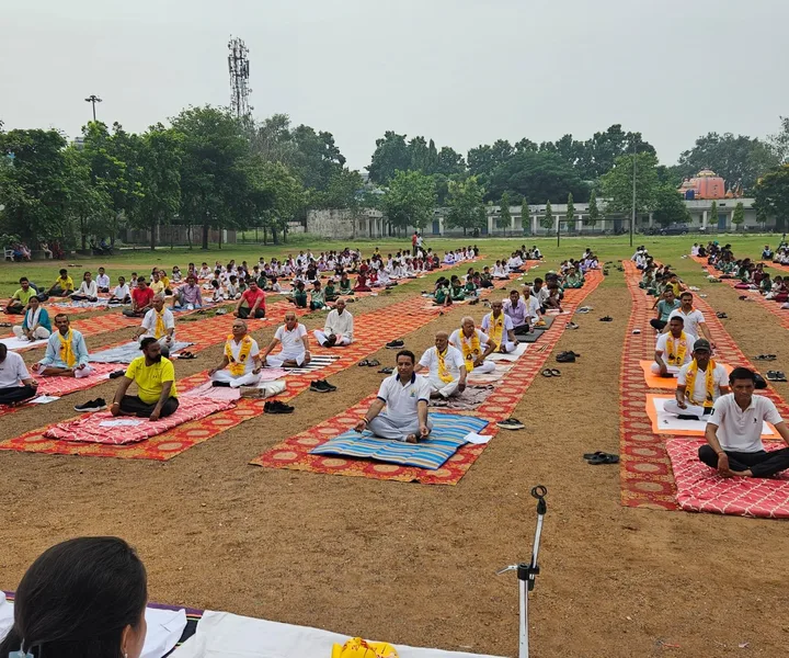 अंतरराष्ट्रीय योग दिवस पर बर्मामाइंस में भव्य योग शिविर में सैकड़ों ने किया योगाभ्यास
