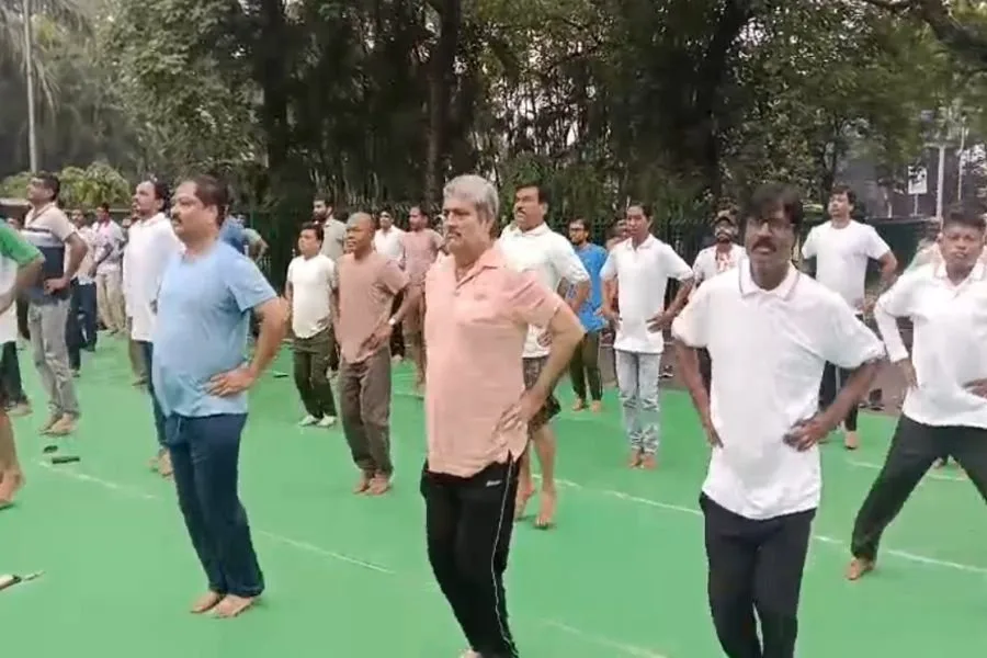 जमशेदपुर में नेचुरल स्माइल फाउंडेशन के बच्चों ने बारिश के बीच मनाया योग दिवस