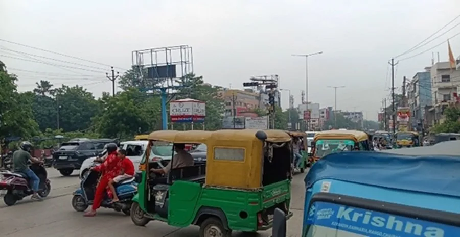 आकाशवाणी चौक आदित्यपुर में ट्रैफिक जाम और एंबुलेंस फंसने की गंभीर समस्या, प्रशासन से कार्रवाई की मांग