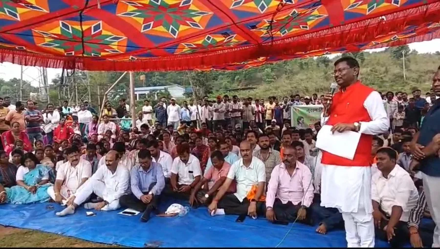 यूसील विस्थापितों की मांगों पर पूर्व मुख्यमंत्री अर्जुन मुंडा के दौरे ने भड़का विवाद