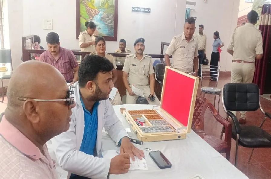 आदित्यपुर थाना में पुलिसकर्मियों के लिए नि:शुल्क नेत्र जांच शिविर का आयोजन