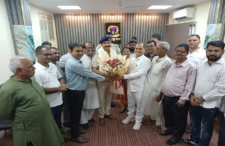 आदित्यपुर थाना प्रभारी अंजनी कुमार का विकास समिति ने किया स्वागत, सुरक्षा पर चर्चा
