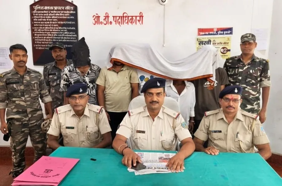 सरायकेला पुलिस की कार्रवाई में पांच फरार वारंटियों की गिरफ्तारी