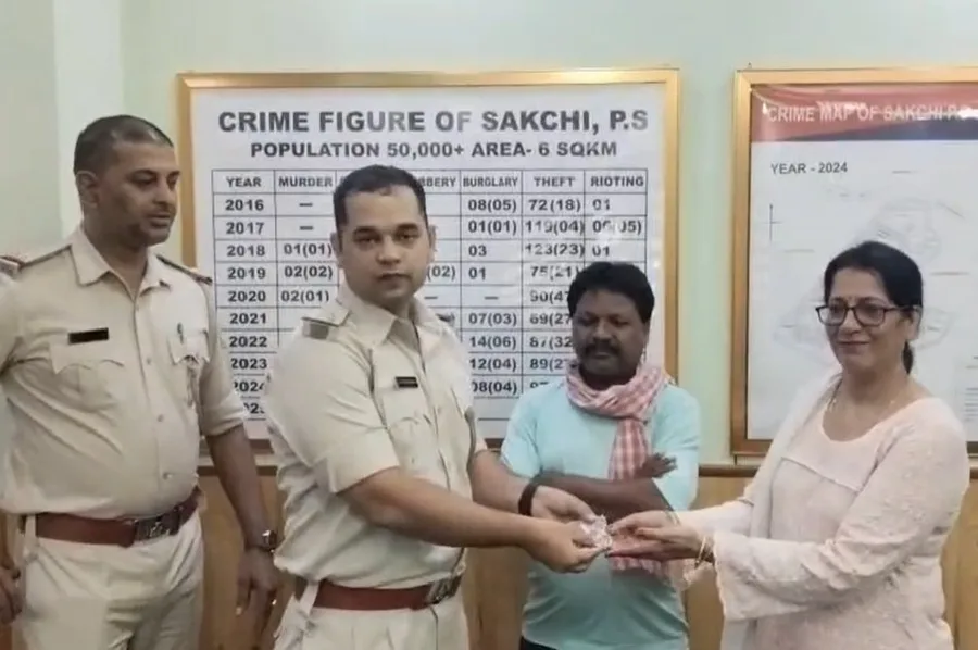 जमशेदपुर के सब्जी विक्रेता की ईमानदारी बनी मिसाल, ढाई लाख के सोने का आभूषण लौटाया