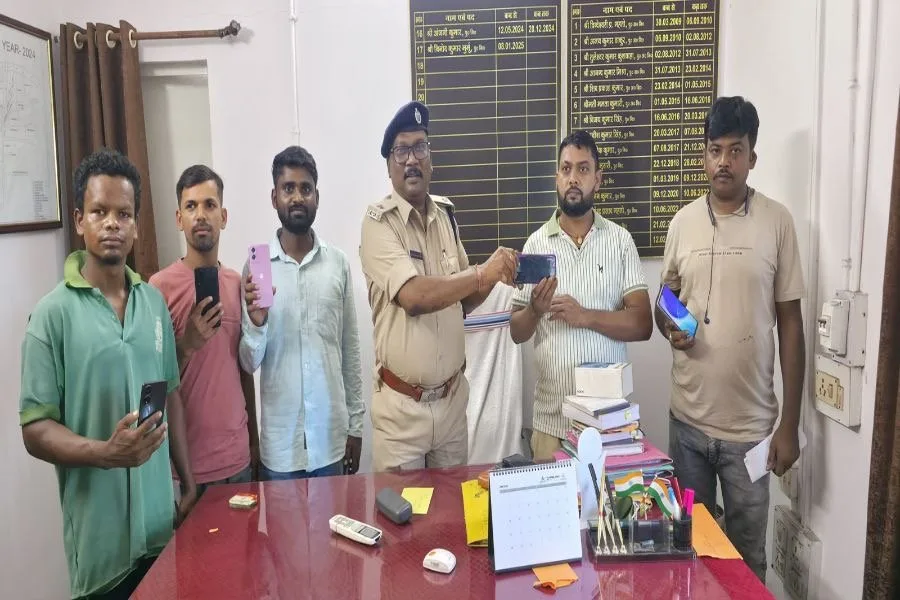 प्रोजेक्ट डिवाइस के जरिए कांड्रा पुलिस ने 5 मोबाइल बरामद कर लौटाए मालिकों को
