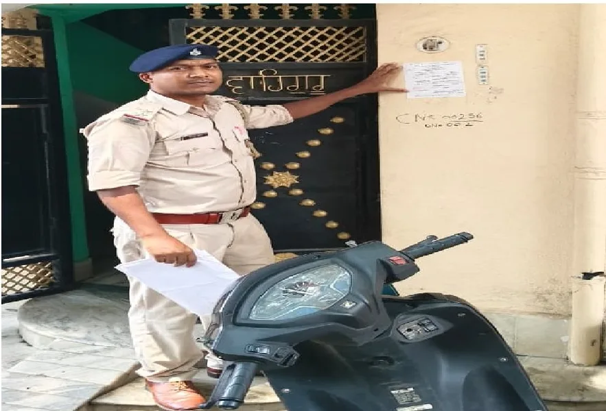 फरार आरोपी के घर अदालत ने चस्पा किया इश्तिहार, पुलिस ने परिवार से जल्द सरेंडर की अपील की