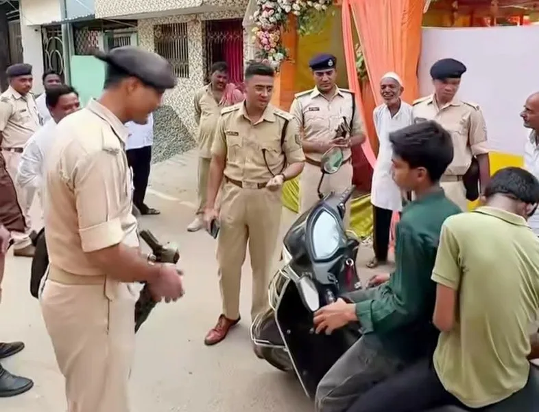 मानगो में हेलमेट जांच अभियान के बीच लोगों ने उठाए अपराध नियंत्रण के सवाल