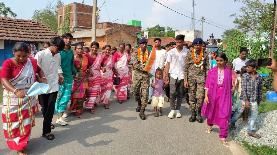 अग्निवीर प्रशिक्षण पूरा कर रघुनाथ और अतुल ने सरायकेला के बाना पंचायत में पाया सम्मान