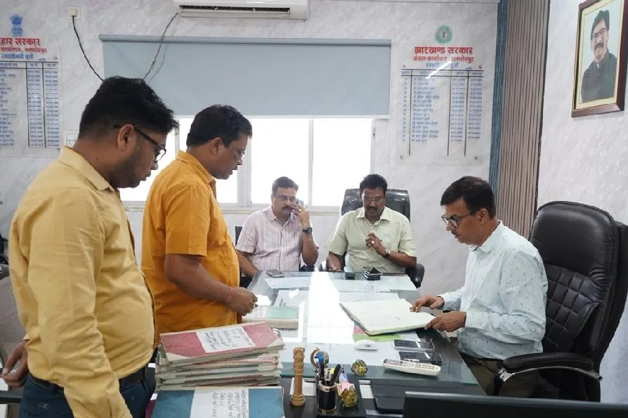 उपायुक्त ने गोलमुरी-जुगसलाई एवं पोटका प्रखंड का निरीक्षण कर विकास योजनाओं की कड़ी समीक्षा की