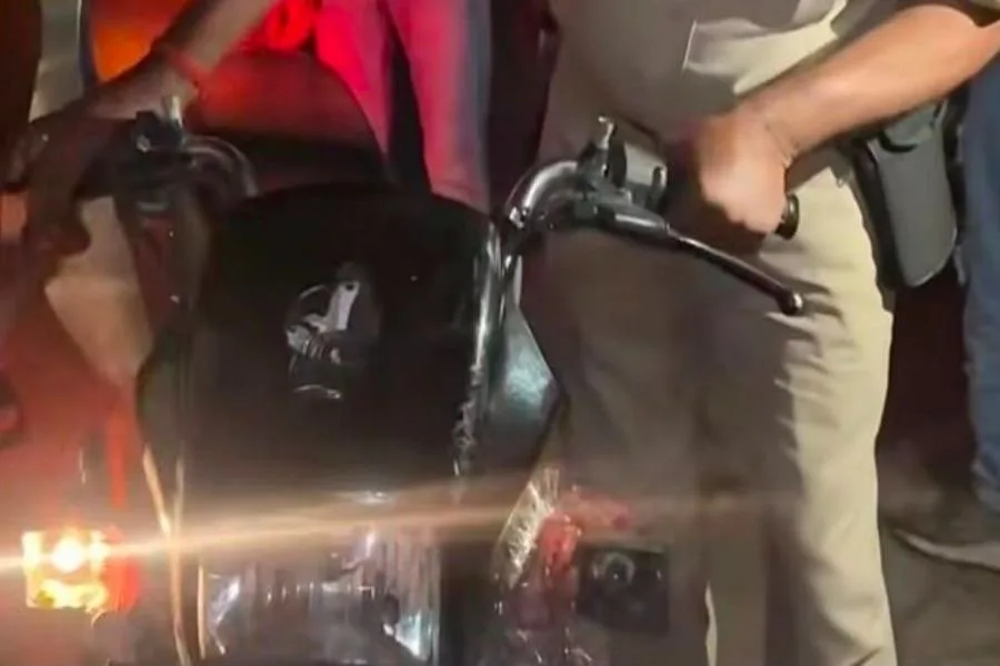 जमशेदपुर में मानगो मेगामार्ट के सामने गंभीर सड़क हादसा, स्कूटी सवार घायल