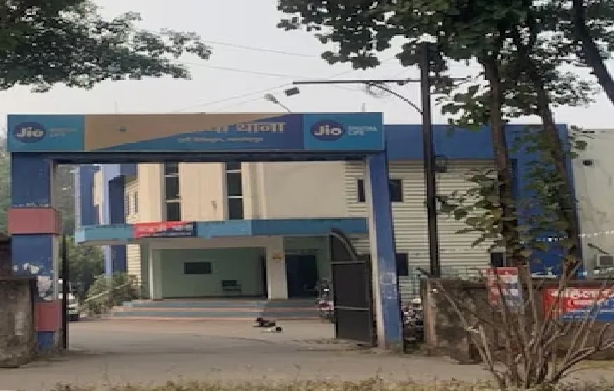 फरार आरोपी अमनपाल के घर पुलिस ने चिपकाया इश्तेहार, अदालत में पेश होने का निर्देश