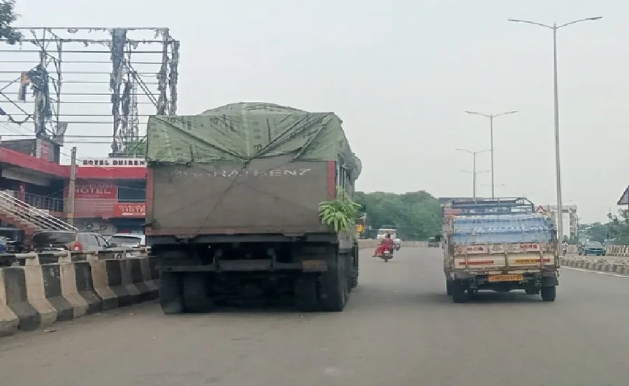 गम्हरिया सड़क सुरक्षा नियमों की अनदेखी, ब्रेकडाउन वाहन के पीछे लगी हरी पत्ती
