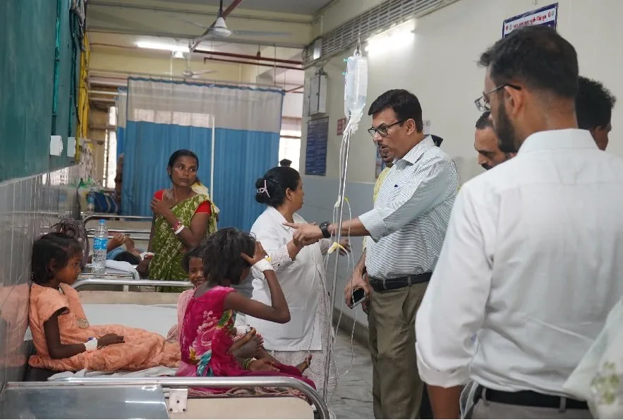 ब्रेन मलेरिया मरीजों से उपायुक्त की मुलाकात, अस्पतालों में उपचार का लिया जायजा