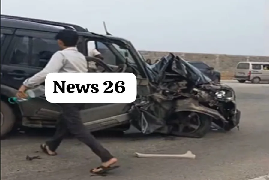 जमशेदपुर सड़क दुर्घटना: डोबो-कांदरबेड़ा मार्ग पर स्कॉर्पियो और 407 की टक्कर में युवक सुरक्षित