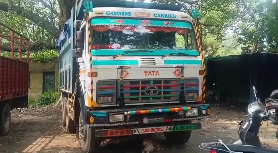 आदित्यपुर में अवैध बालू परिवहन मामले में पुलिस की जब्ती, बिना नंबर प्लेट हाइवा पकड़ा