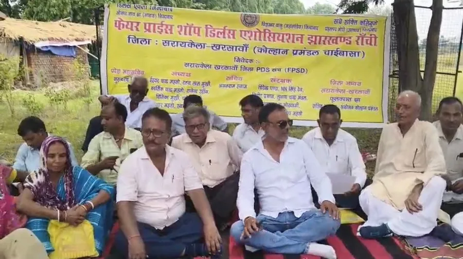 सरायकेला में राशन डीलर्स ने सरकार को सौंपा ज्ञापन, लंबित भुगतान सहित कई मांगें