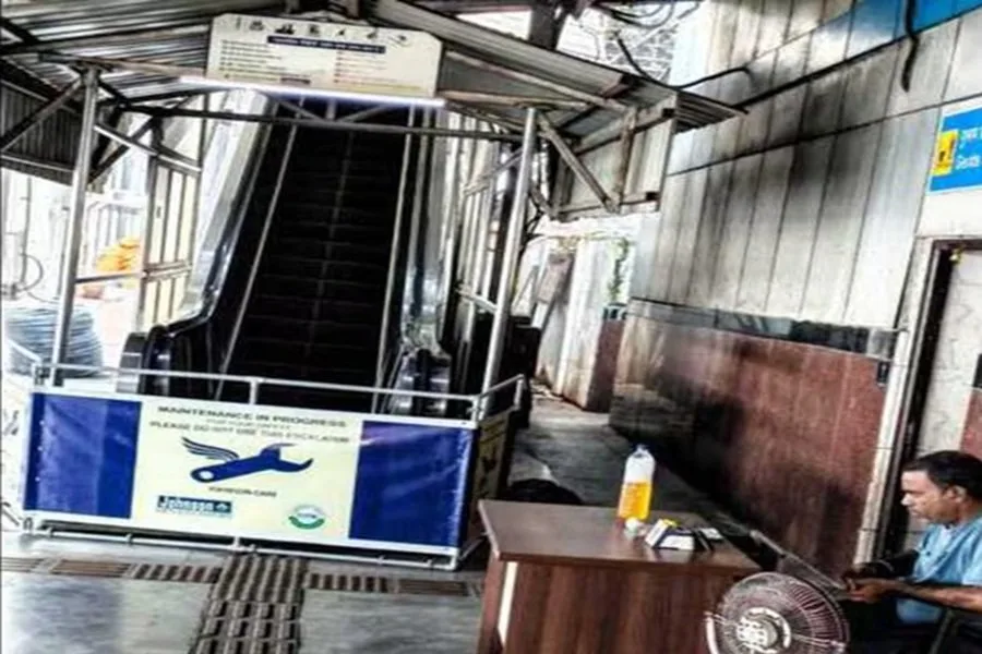 टाटानगर स्टेशन के प्लेटफॉर्म 1 का एस्केलेटर खराब, यात्रियों को बड़ी दिक्कत