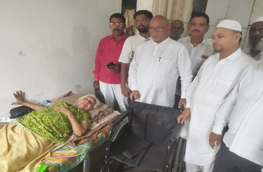 सरयू राय ने कूल्हे के दर्द से पीड़ित बुजुर्ग महिला को किया व्हीलचेयर से सम्मानित