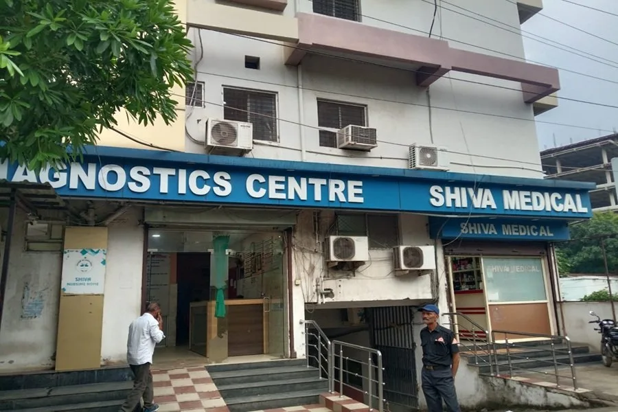 आदित्यपुर के शिवा नर्सिंग होम में इलाज में मिली बड़ी लापरवाही, मरीजों ने जताया रोष