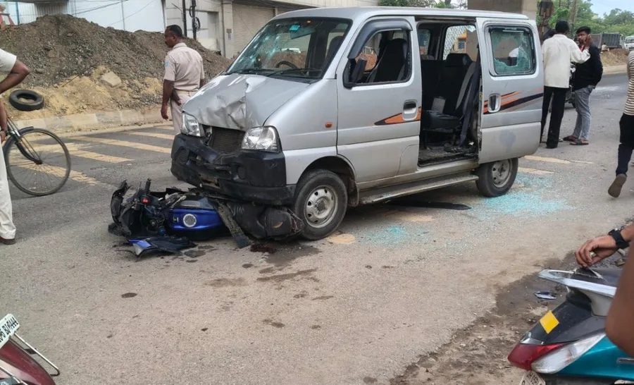 मानगो में तेज रफ्तार वैन की टक्कर से ऑटो पलटा, पांच घायल, चालक फरार