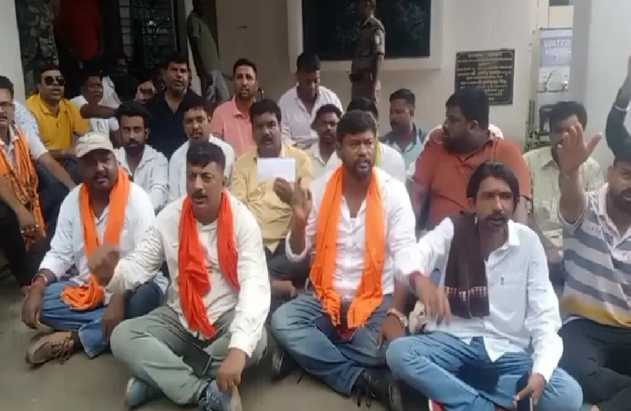 आदित्यपुर थाने में निजी मुचलके की शर्तों को लेकर भाजपा-विहिप का तीखा विरोध