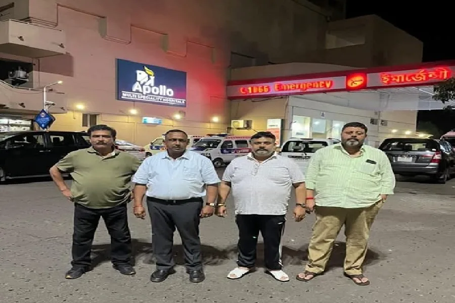 डीडी बार हमले में घायल प्रत्युष आनंद से मिलने अस्पताल पहुंचे पूर्व विधायक अरविंद सिंह और पूर्व मंत्री बन्ना गुप्ता