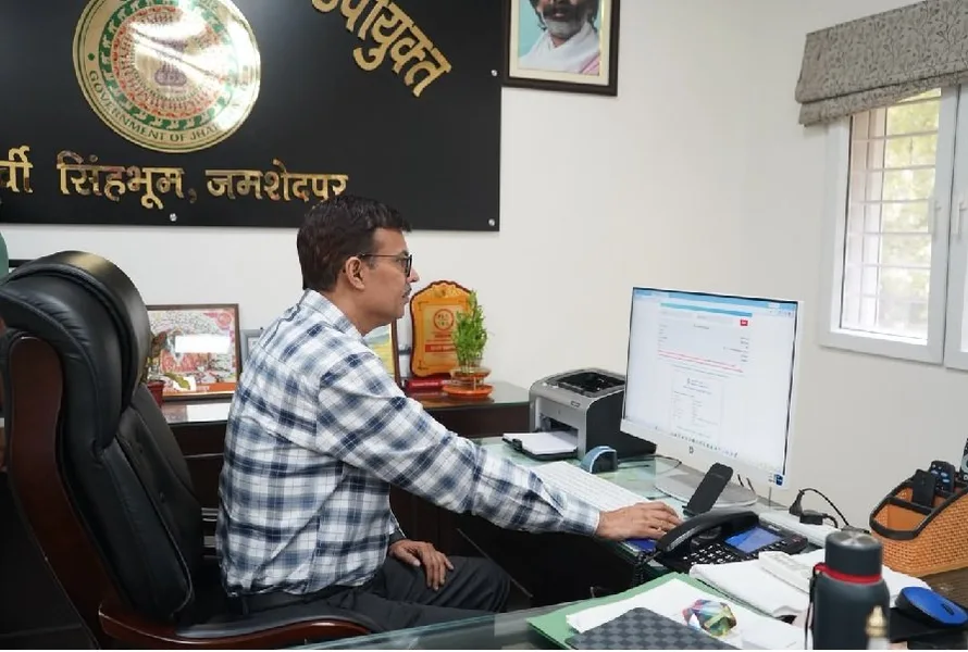 मतदाता सूची पुनरीक्षण जमशेदपुर: उपायुक्त ने व्यक्तिगत रूप से भरा एसआईआर प्रपत्र