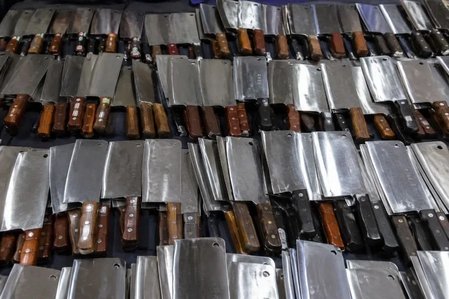 जमशेदपुर पुलिस सख्त: साकची बाजार से बड़ी संख्या में चापड़ और धारदार हथियार जब्त