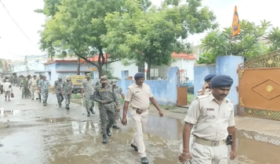 सरायकेला पुलिस का विशेष अभियान: आदित्यपुर में पैदल मार्च के जरिए बढ़ाई गई सुरक्षा