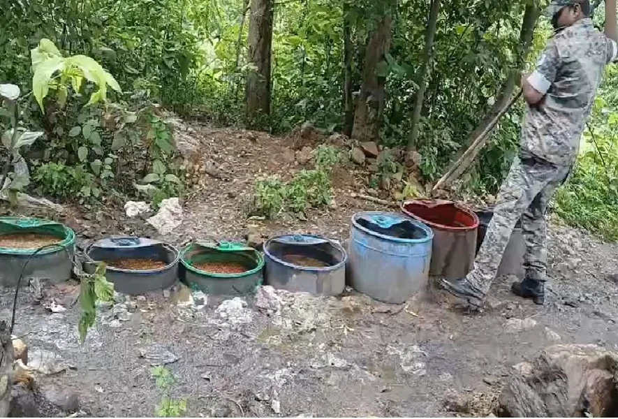 हुरलूंग में उत्पाद विभाग की बड़ी कार्रवाई: 20 लीटर अवैध शराब जब्त, 6000 किलो जावा-महुआ नष्ट