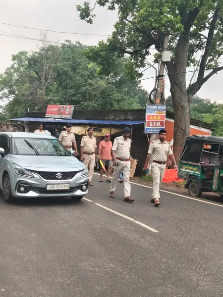 आरआईटी थाना पुलिस ने अधित्यापुर बाजार में पैदल फ्लैग मार्च कर कसी सुरक्षा व्यवस्था