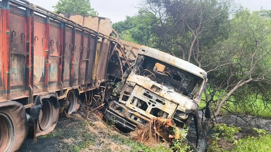 सरायकेला NH-220 पर हाइवा-ट्रेलर टक्कर, दोनों चालकों की दर्दनाक मौत