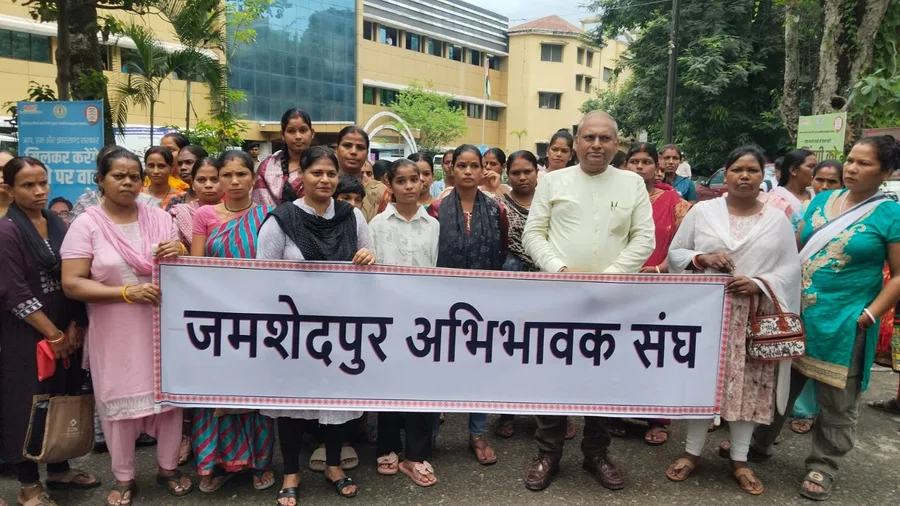 टाटा स्टील पूर्व ठेका मजदूरों ने उपायुक्त को सौंपा ज्ञापन, 36 वर्षों से लंबित मुद्दों पर न्याय की अपील