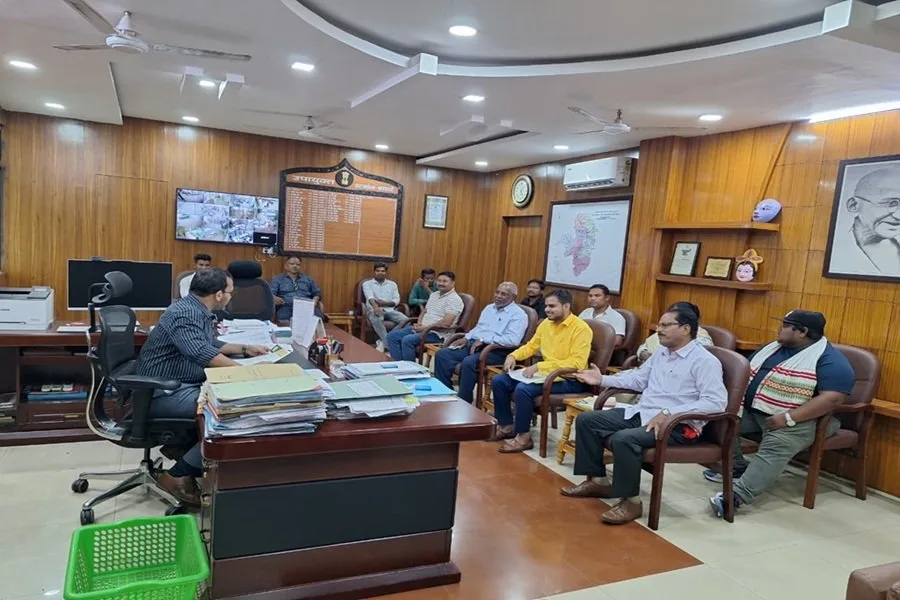 सरायकेला खरसावां जनता दरबार: उपायुक्त ने लोगों की शिकायतें सुनी, जल्द समाधान का आश्वासन