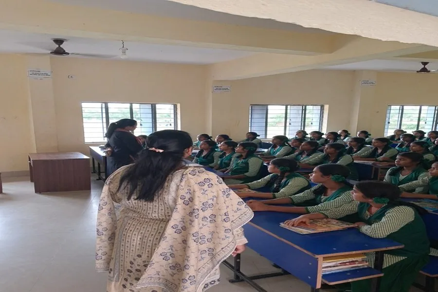 कुड़कू प्रखंड में डीडीसी रीना हंसदा का निरीक्षण, आंगनबाड़ी और स्कूल की व्यवस्थाओं का लिया जायजा