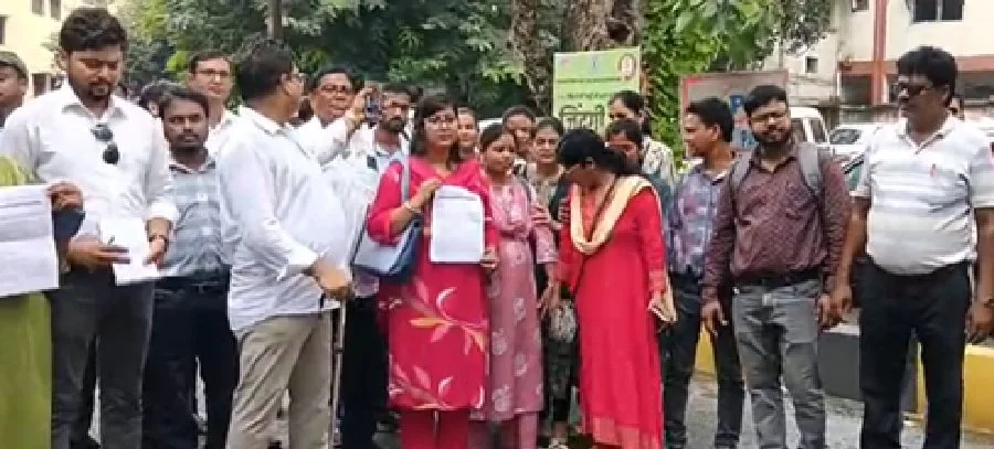 झारखंड राज्य पंचायत सचिव संघ का प्रदर्शन, उपायुक्त को ज्ञापन सौंपकर मांगी मांगों पर त्वरित कार्रवाई