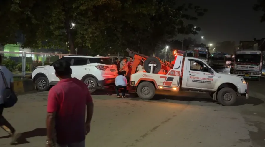 जमशेदपुर: विशाल मेगा मार्ट से बाहर निकलते ही महिंद्रा XUV का ब्रेक फेल, डिवाइडर से टक्कर लगने से अफरा-तफरी